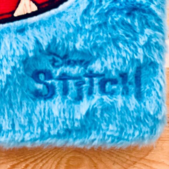NWT Gorgeous DISNEY Lilo & Stitch Blue / White Furry Cover 16 Eyeshadow Palette - Picture 12 of 17